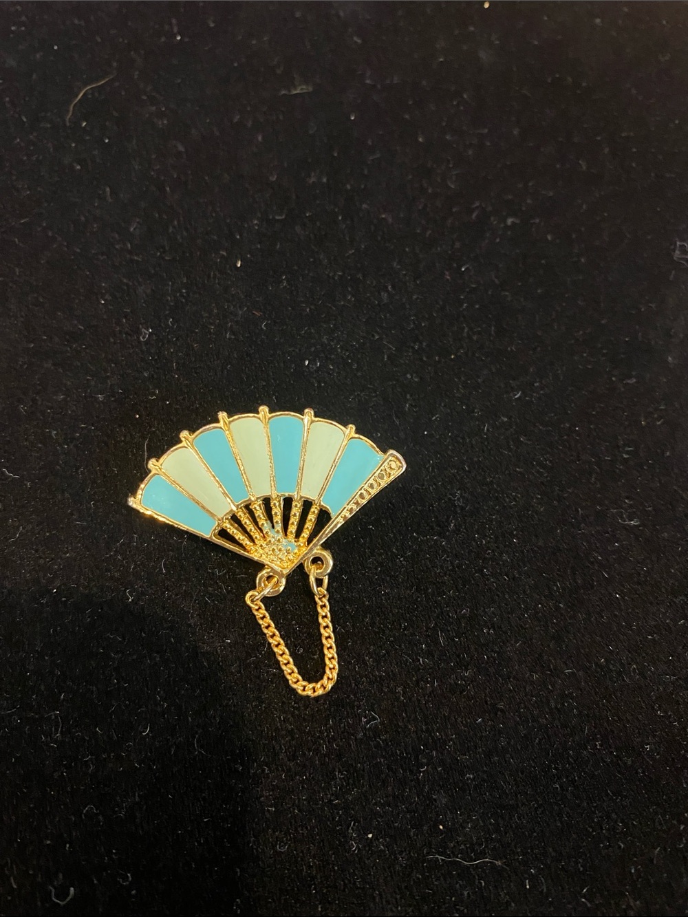 Fan brooch